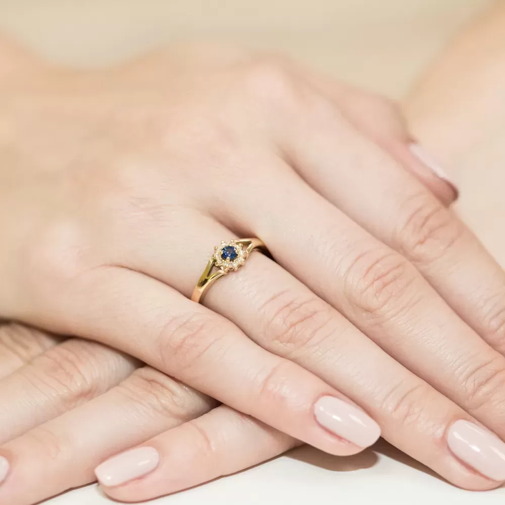 Pierścionek złoty z szafirem 0,15 ct W-185 Au 585 W185-Z-585-S0.15